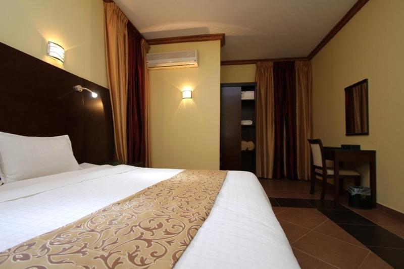 Raoum Inn Arar Bagian luar foto