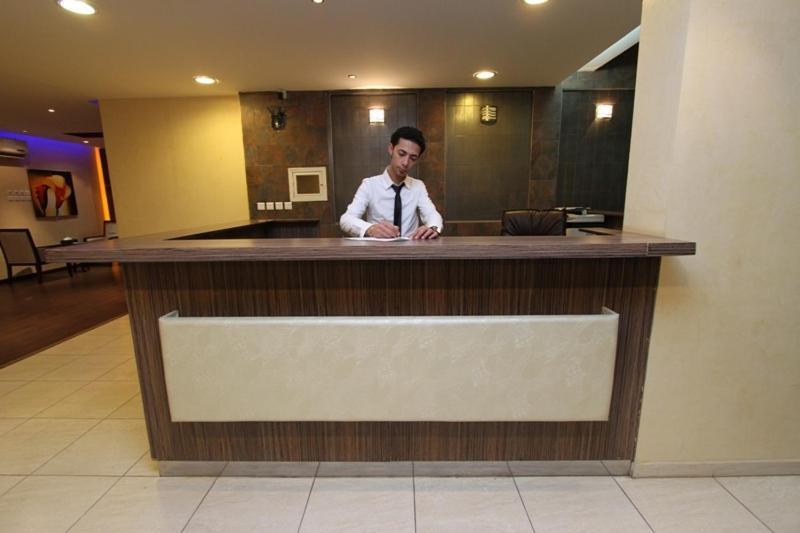 Raoum Inn Arar Bagian luar foto