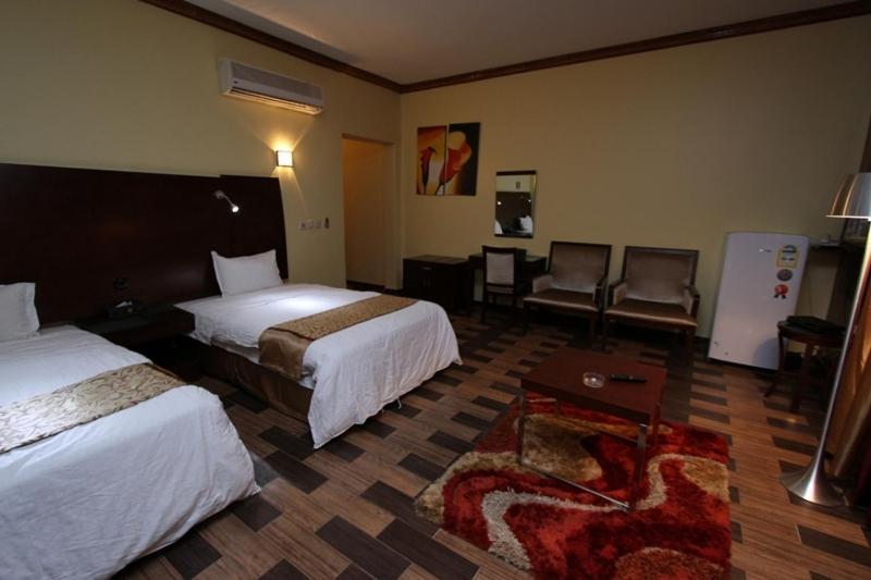 Raoum Inn Arar Bagian luar foto